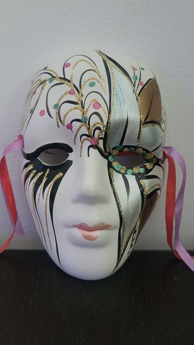 Masca venetiana din ceramica