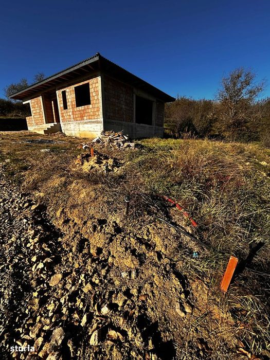 Două case. Două povești care așteaptă să înceapă.