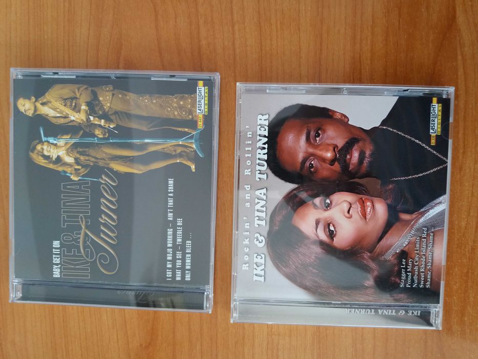 Vand o colectie de doua albume rock ale trupei Ike & Tina Turner