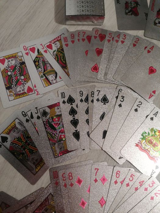 Pachet cărți de joc poker argintii, cu foita de aur 24kt,din plastic,