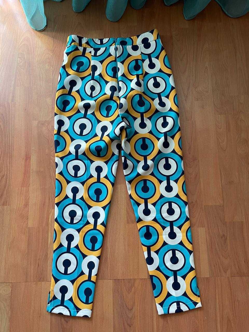 Pantaloni veseli și la modă