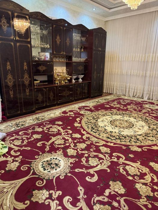 Oshxona mebel , stenka va  gilam sotiladi