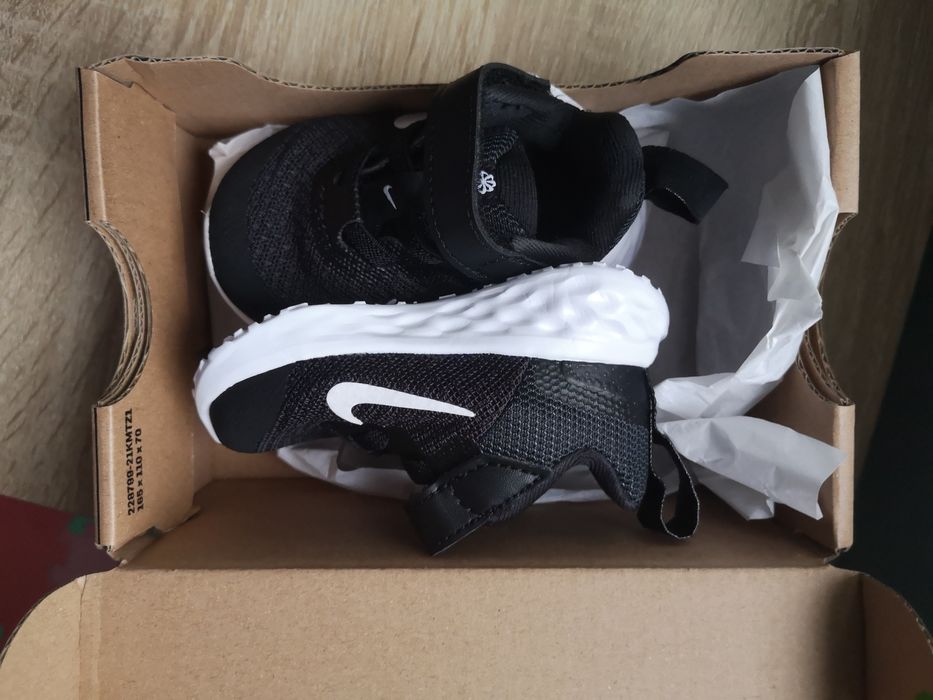 Nike - Олекотени спортни обувки Revolution 6