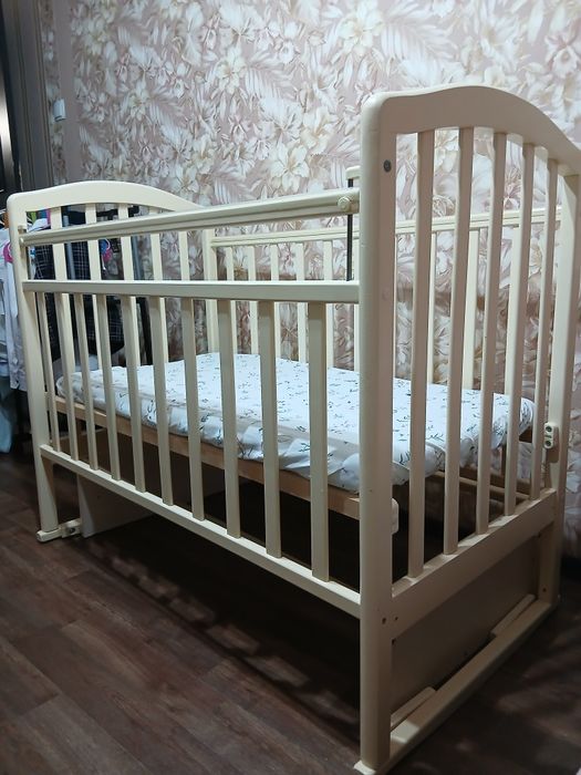 Продам детскую кроватку с маятником