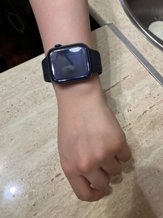 Часы епл вотч 8 серия в отличном состоярии полносьб работает