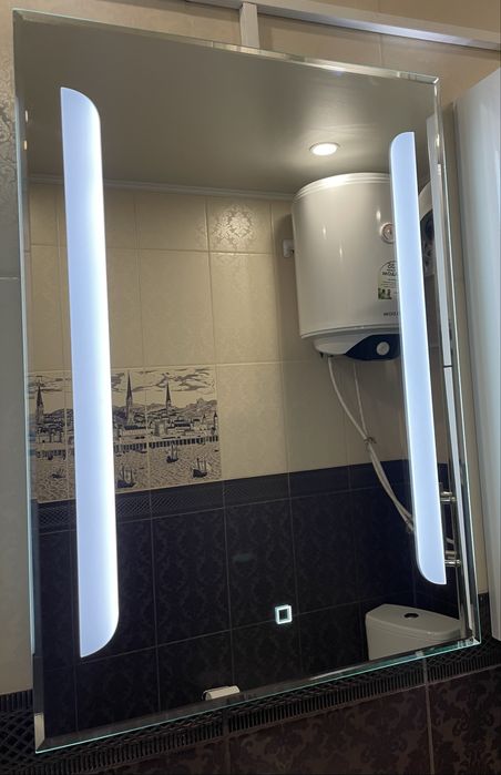 Огледало за баня с LED осветление (50x70cm)