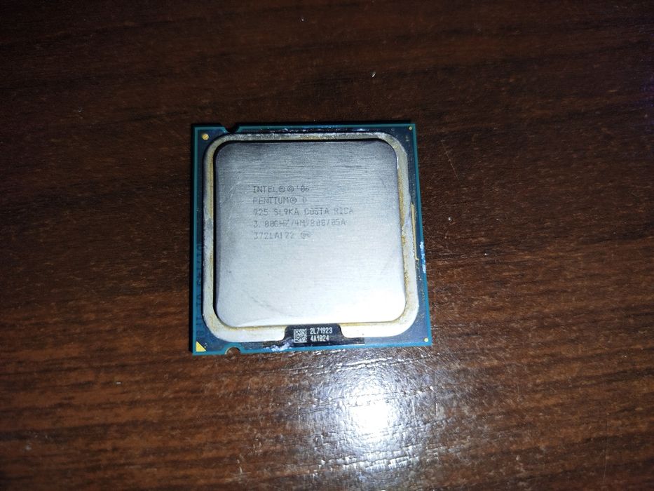 процессор Intel Pentium D 925 (SL9KA, LGA 775).