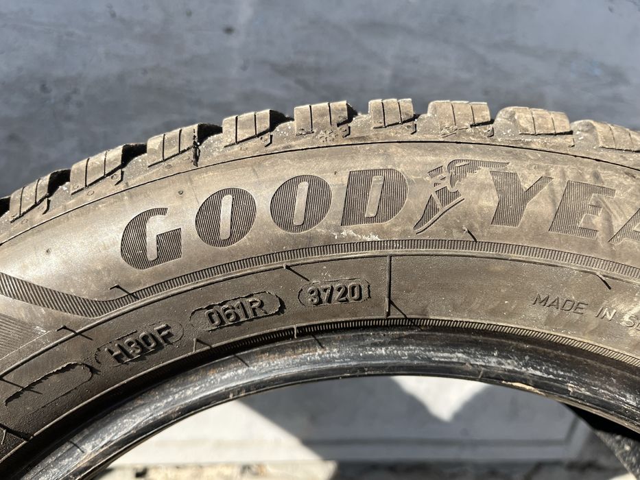 2 бр. зимни гуми 205/55/16 GoodYear 4,5 mm DOT 3720