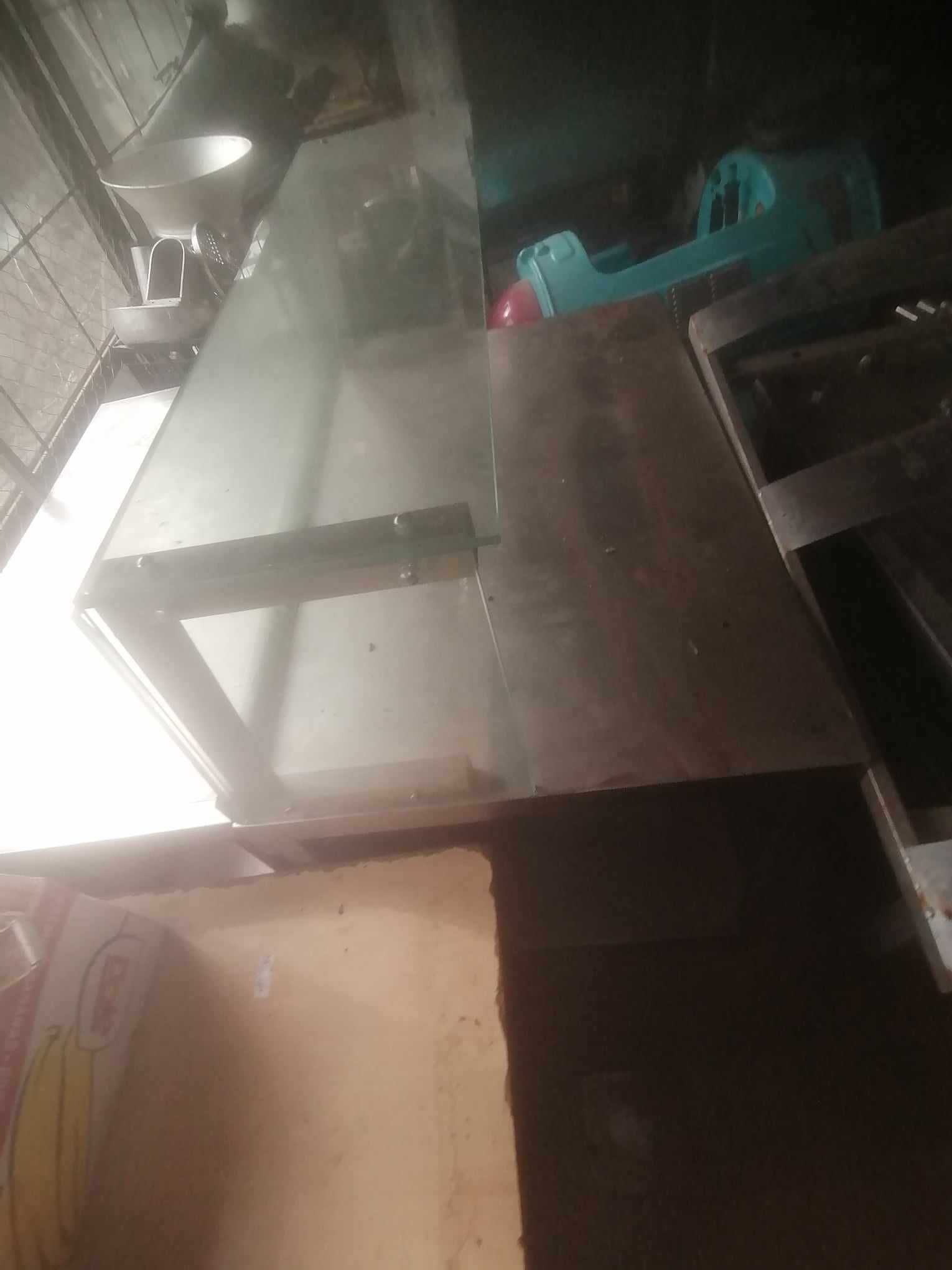Иноксова маса  с двоен плот и стъклена витрина