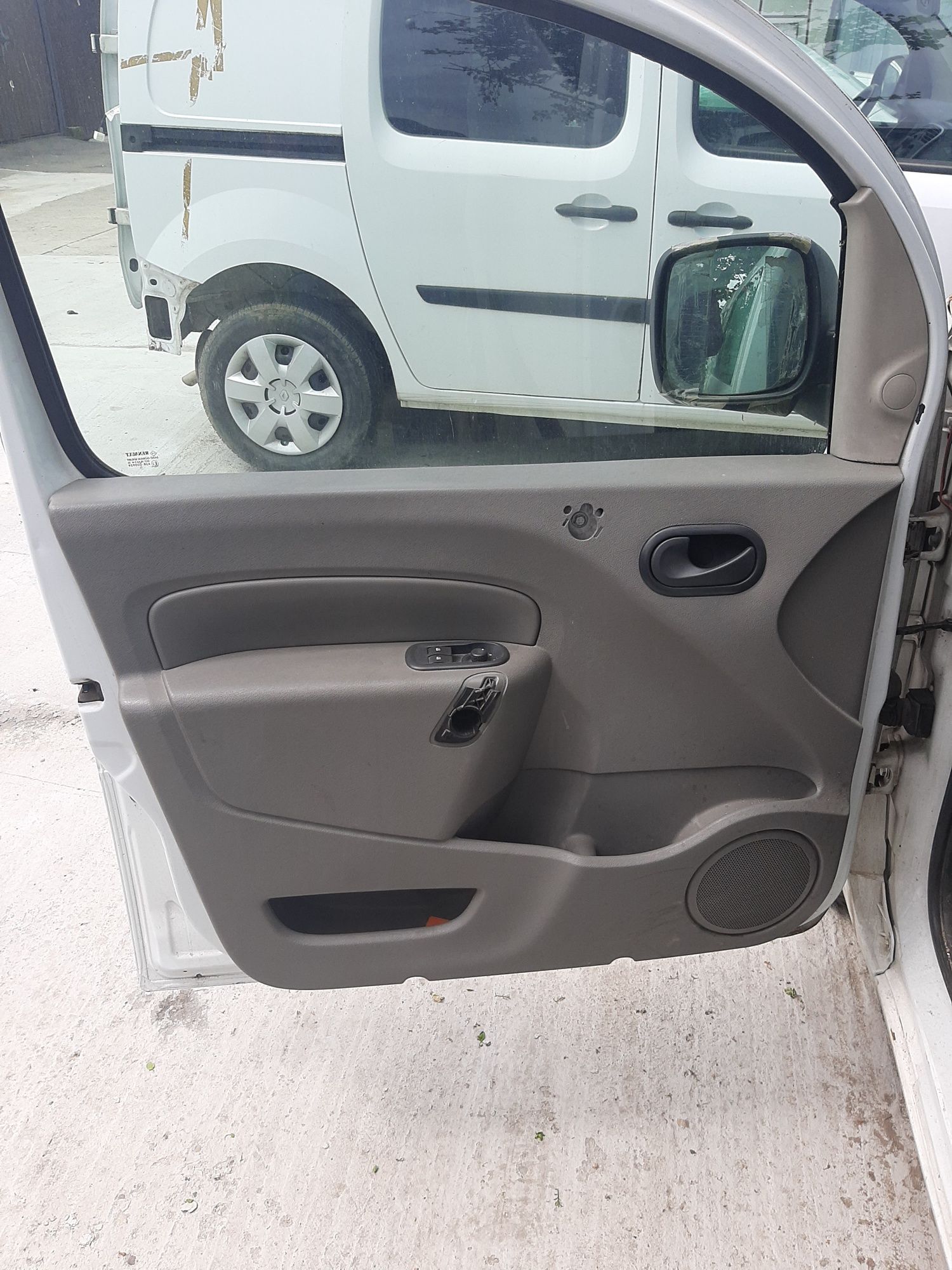 Dezmembrez piese renault kangoo(citan)bară spate,ușă spate,laterală,mo