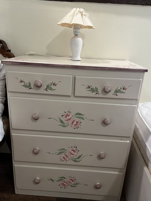Comodă vintage pictată manual, cu 5 sertare