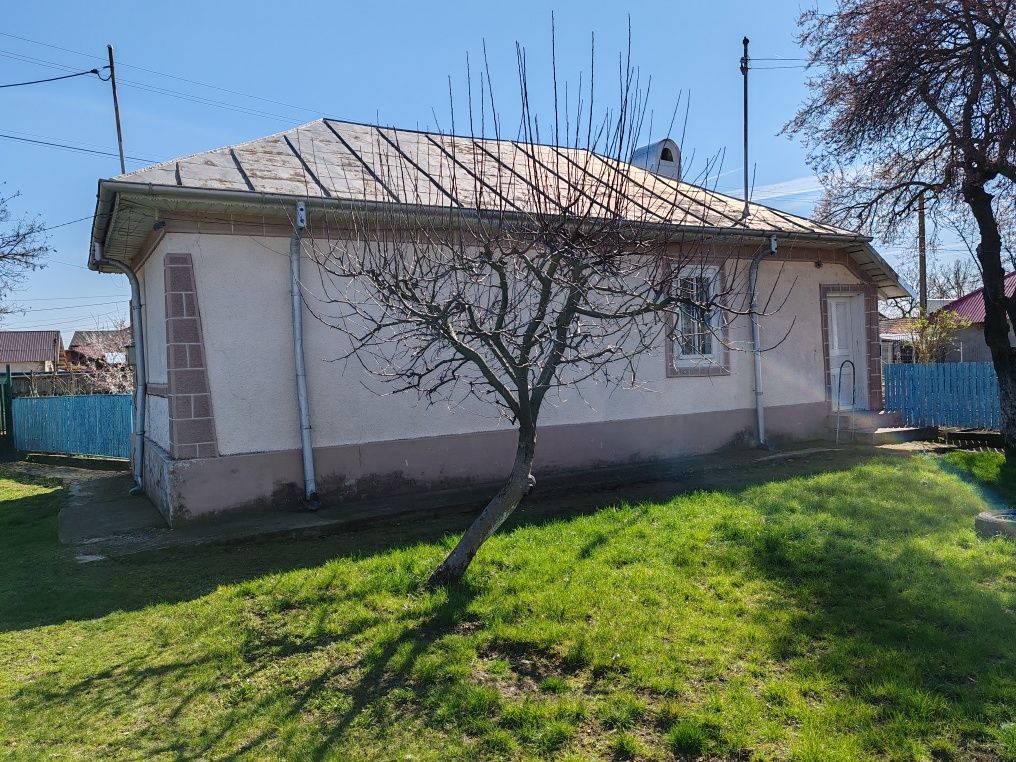 Vând 2 corpuri de casa în comuna cioranii de jos ambele locuibile,