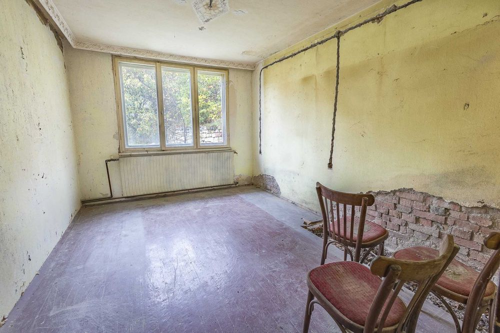 Продава се 2-етажна къща в гр. Своге