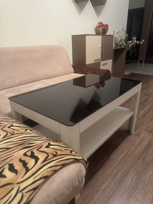 Холна маса в запазено състояние, почти неизползвана