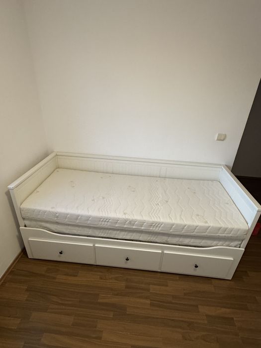Divan IKEA alb cu sertare + saltea inclusă, stare foarte bună