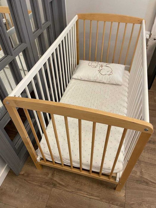 Детская деревянная кроватка с матрасом и мягкими бортиками