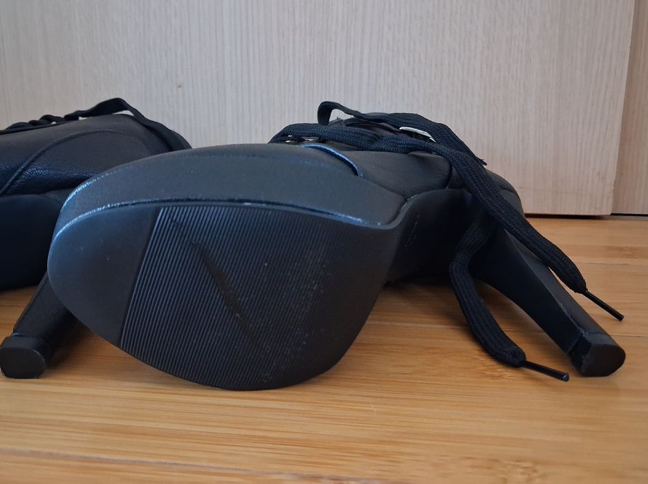 Продавам пънк/готик черни боти на високи токове