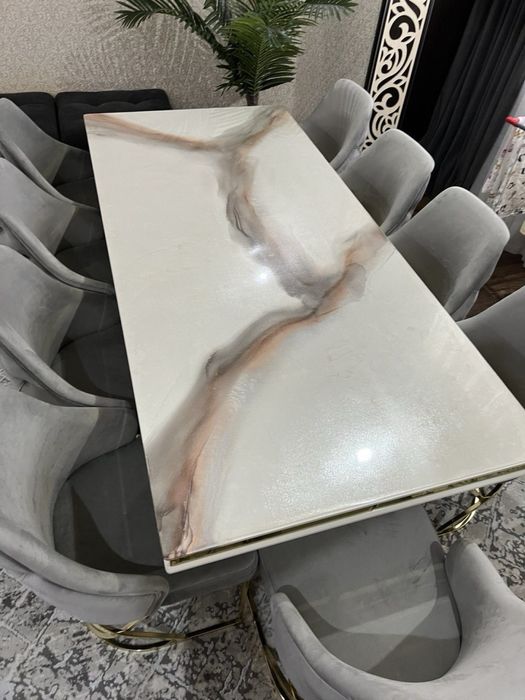 Современные стол и стулья