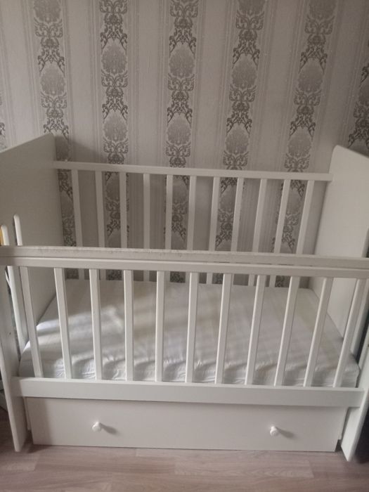 Продам кроватку детскую и автокресло детская,чего,сервиз, плойка.