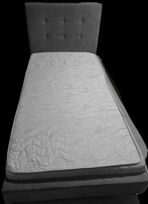 Pat catifea gri cu saltea inclusa