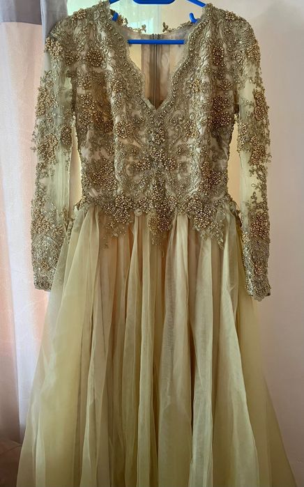 Rochie,purtată doar o singură dată.
