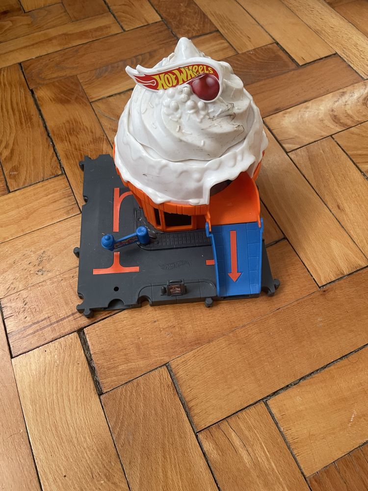 Писта hot wheels 2 бр за 40лв