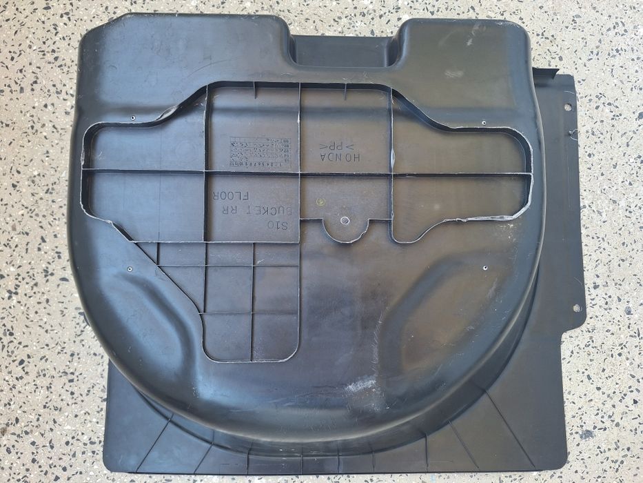 Продавам корито за резервна гума на Honda C-RV