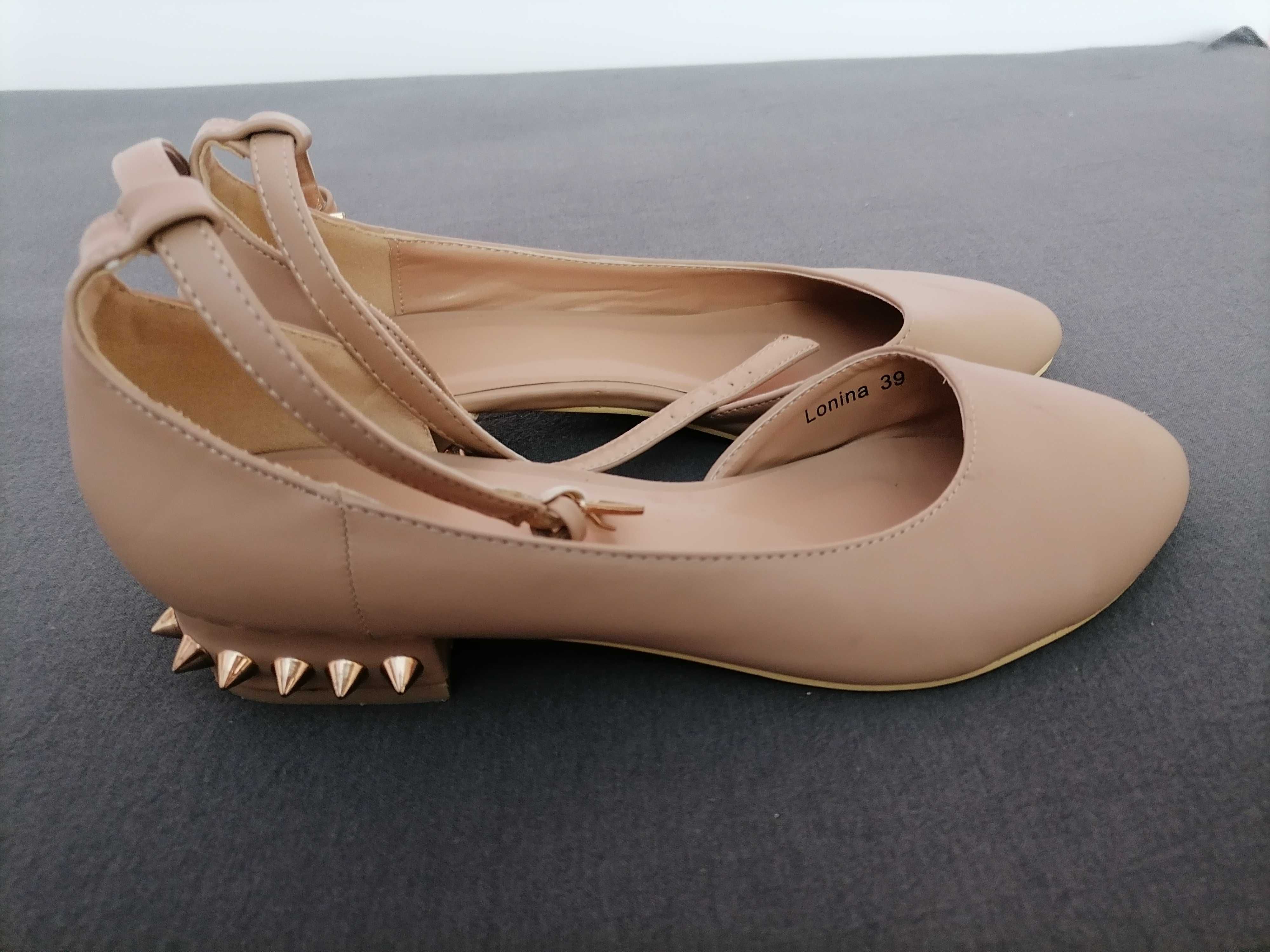 Обувки, дамски в бежов цвят с нисък ток