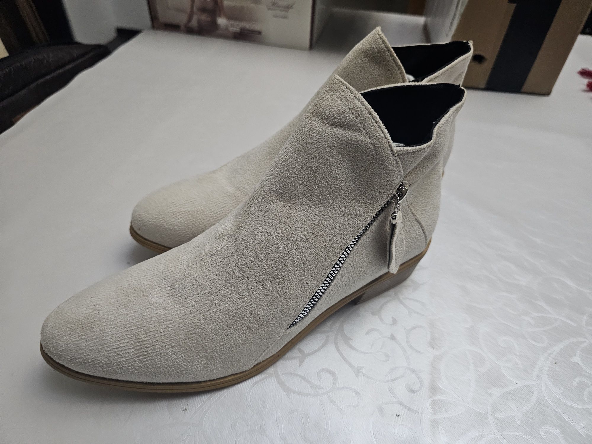 Ghete de damă foarte elegante numărul 43