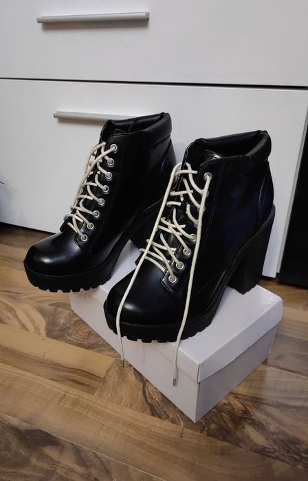 Продавам кожени боти на ток H&M