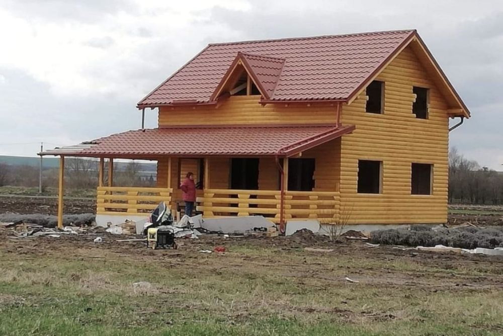 Case din lemn și structură metalică