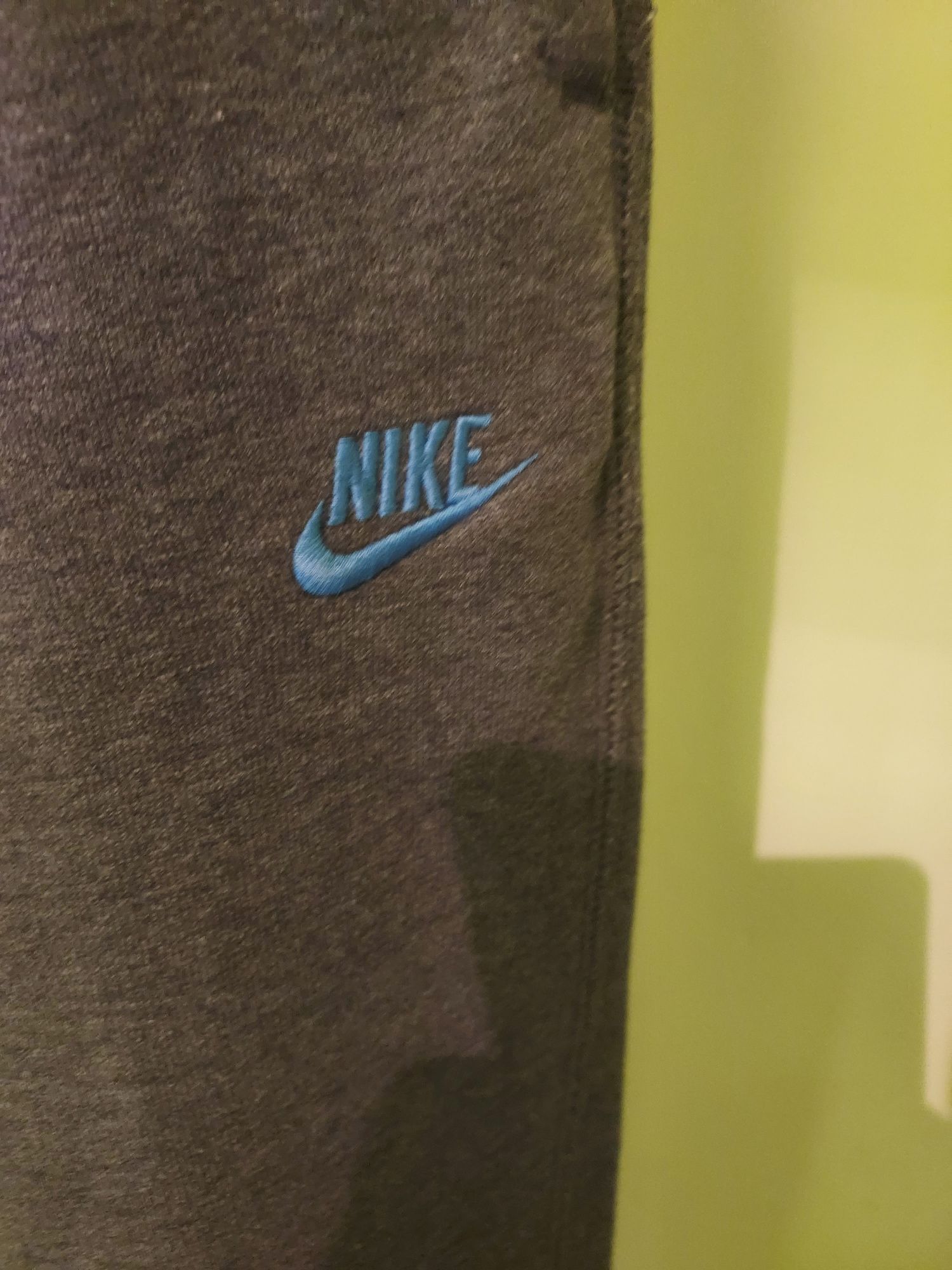 Vand Pantaloni Nike marimea XL gri-inchis cu elastic la glezna