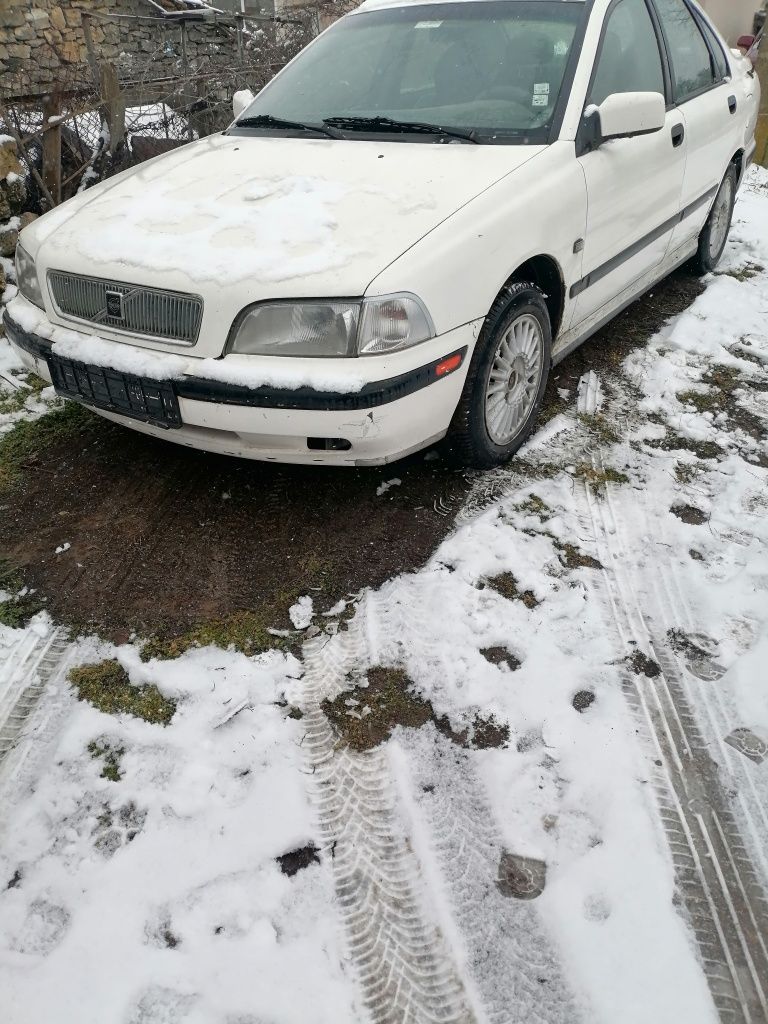 Продавам волво s 40 1.8 115ks.цяла за части.