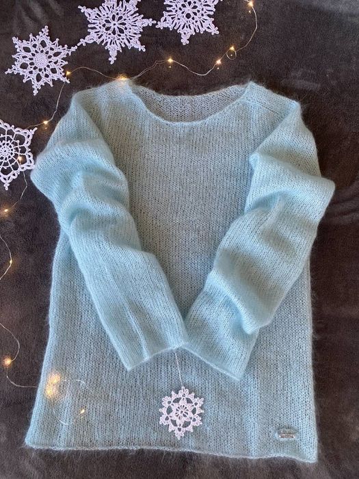 Нежен ръчно плетен пуловер