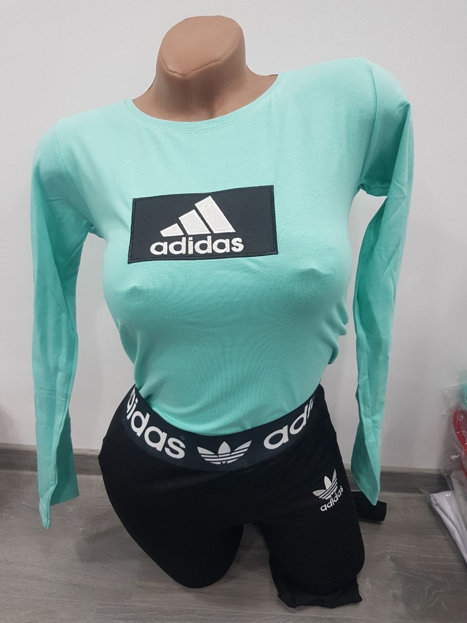 Set colanti silon vatuiti +maleta .
Emblema cusută 
Adidas Alb   S  M