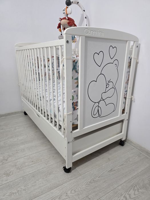 Patut Qmini 120cm / 60cm cu saltea de 10cm si reglabila pe 3 nivele.