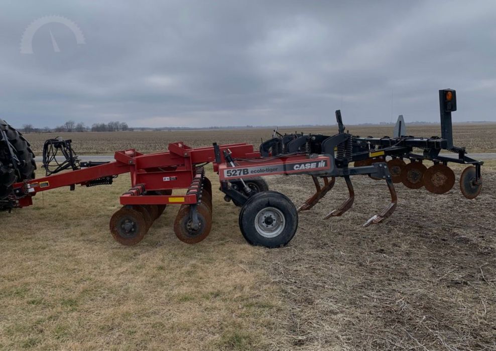 Глуборыхлитель кейс  трактор агрегат плуг