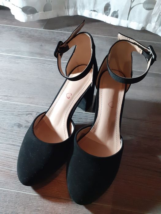 Vând sandale negre închise în față