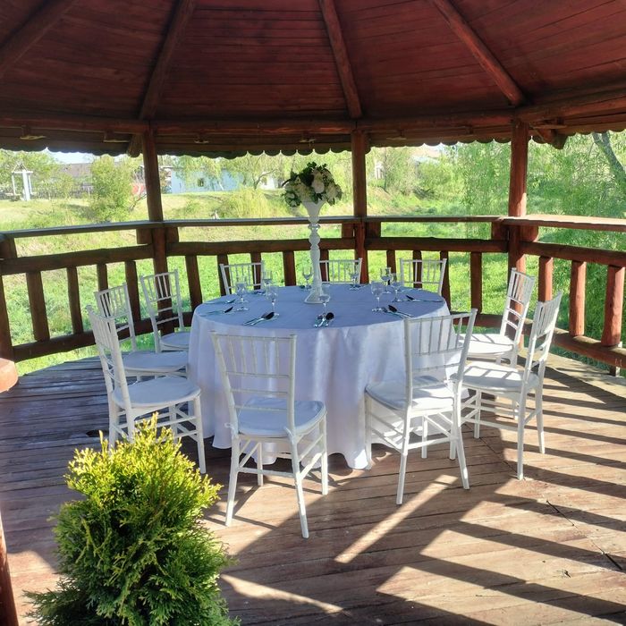 Se închiriază mese rotunde și scaune