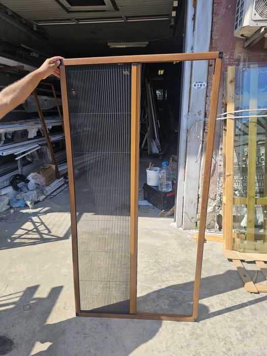 Плъзгащи комарници врати