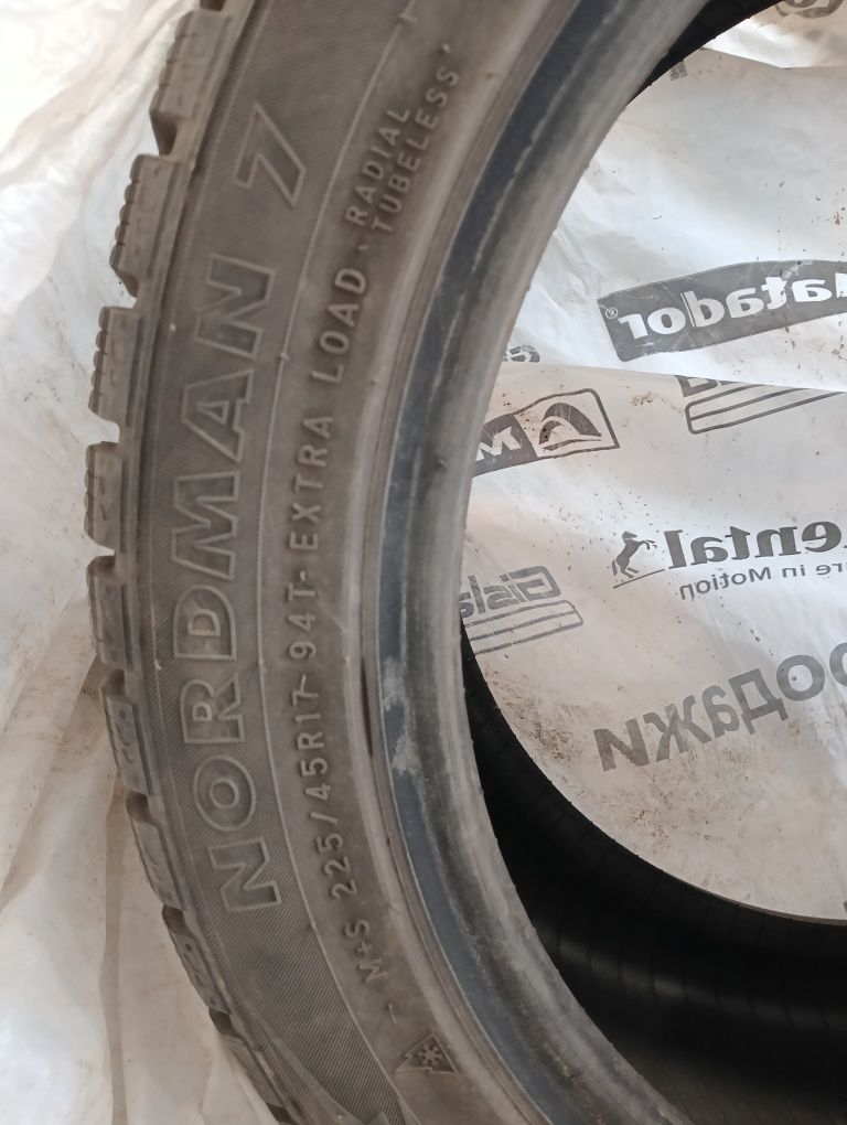 Продам комплект зимних шипованных шин Nokian Nordman7 (225/45 R17 94Т)