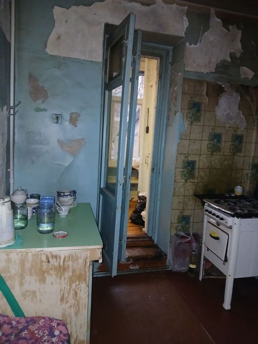 Uy sotiladi srochni 3 xonali 1 etaj