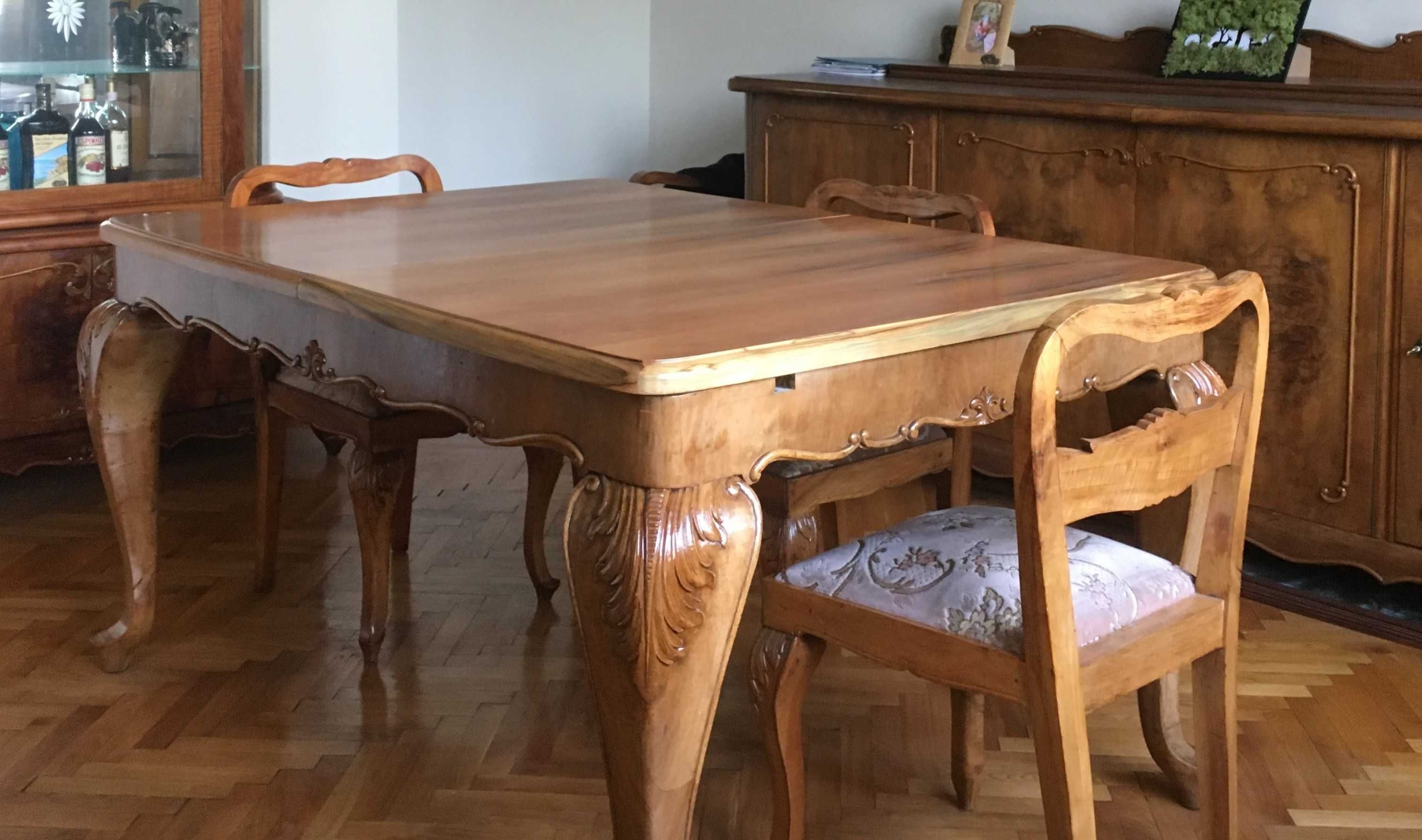 Старинна изклюителна маса от масивно дърво с резба