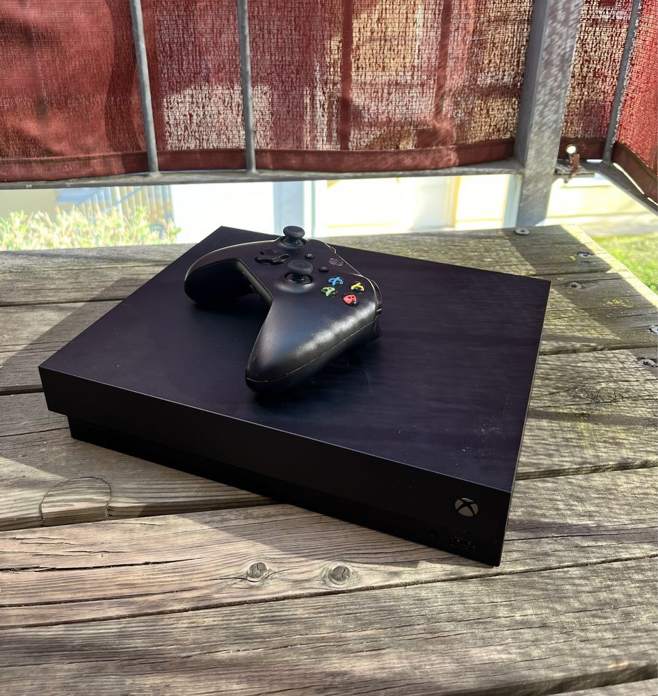 Xbox one X  1TB Controller+FIFA 23