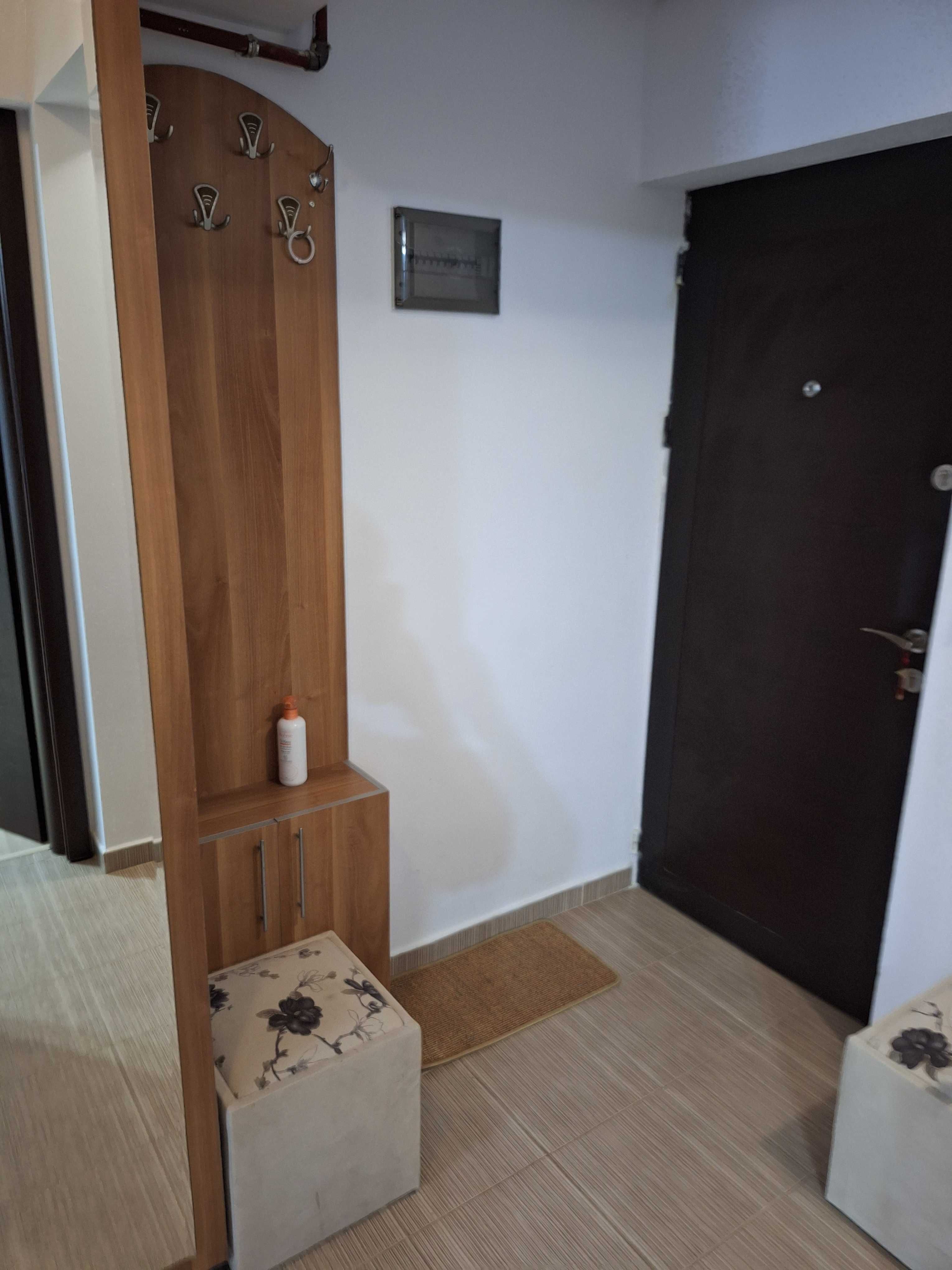 Închiriez apartament