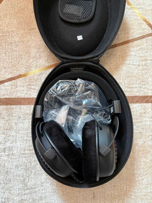 Casti cu fir Beyerdynamic DT 990, editie Black Limited