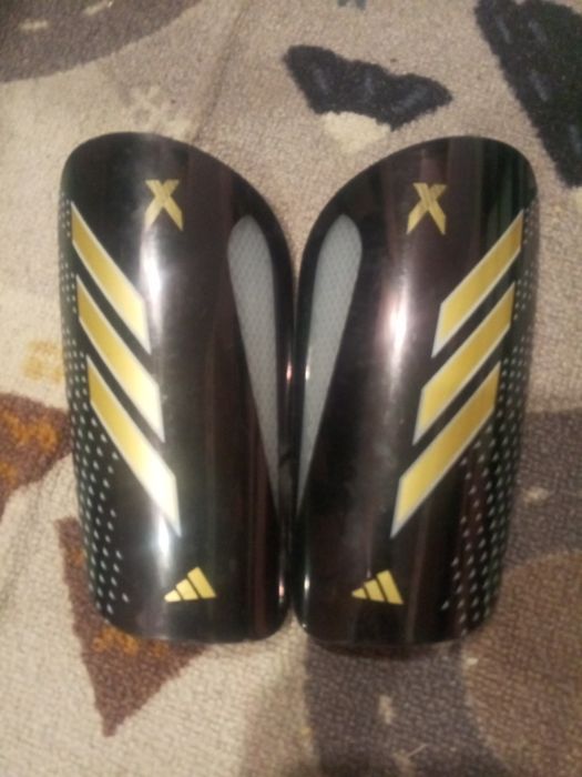 Щитки футбольные