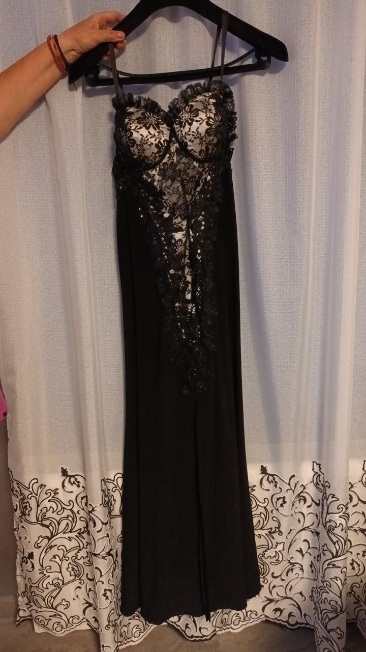 Rochie neagra cu detalii aurii
