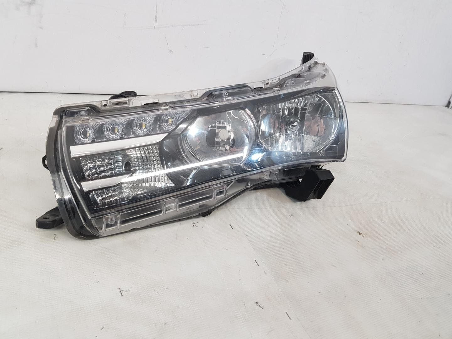 Far stanga Halogen+Led Toyora Corolla dupa 2013