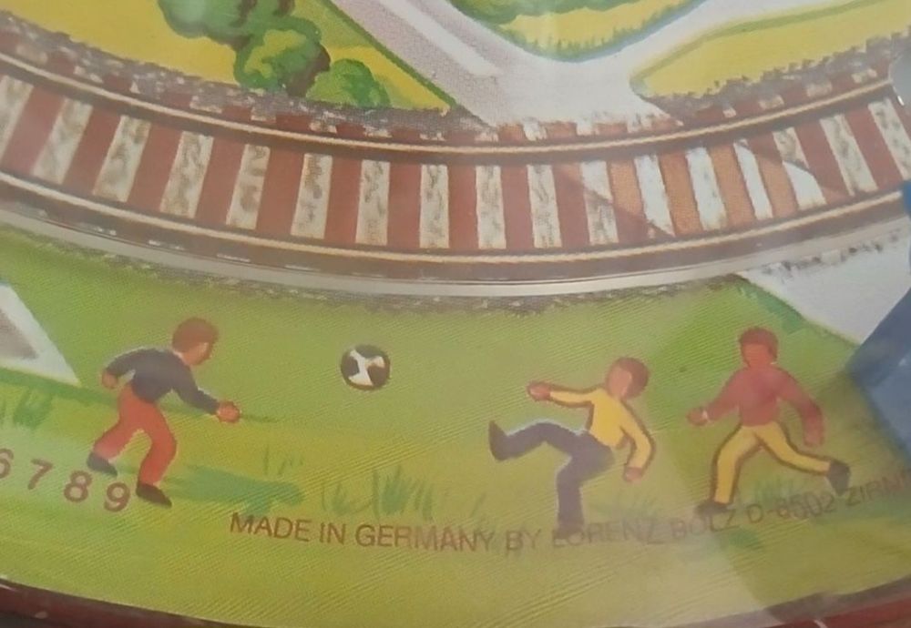 Jucărie veche. Obiectul din imagine este o jucărie tip titirez cu tren